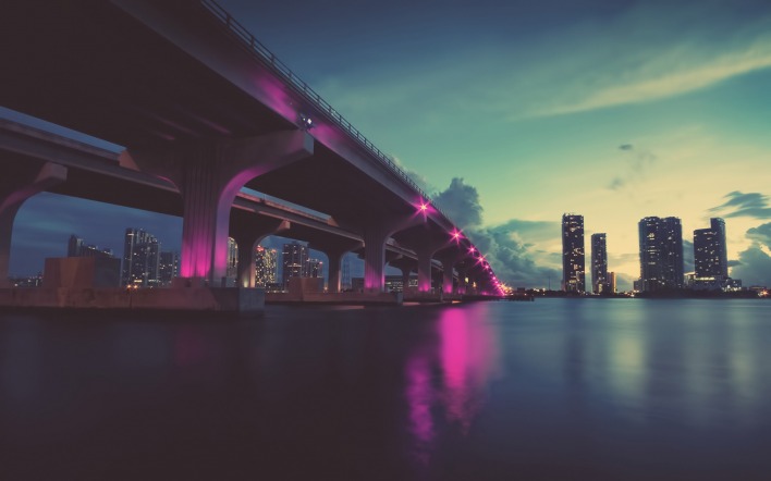 фиолетовые фонари над мостом