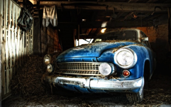 Старое авто в сарае
