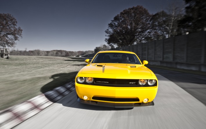 Желтый Dodge Challenger