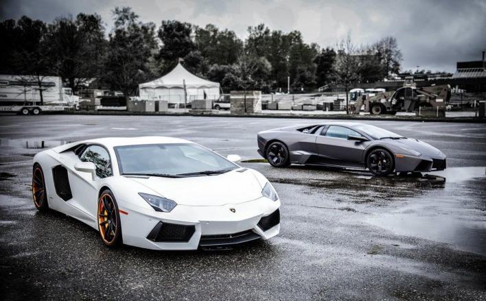серебристая и белая Lamborghini