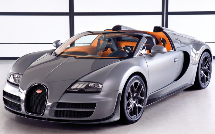 серебристая Bugatti