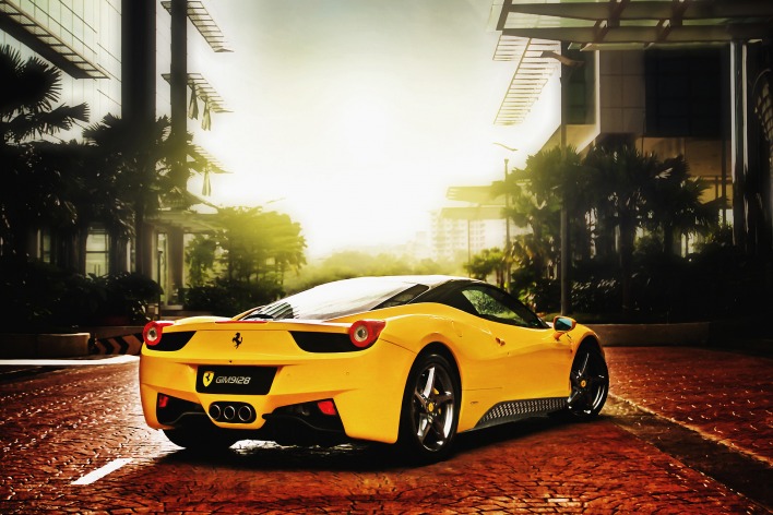 Желтый Ferrari на мостовой