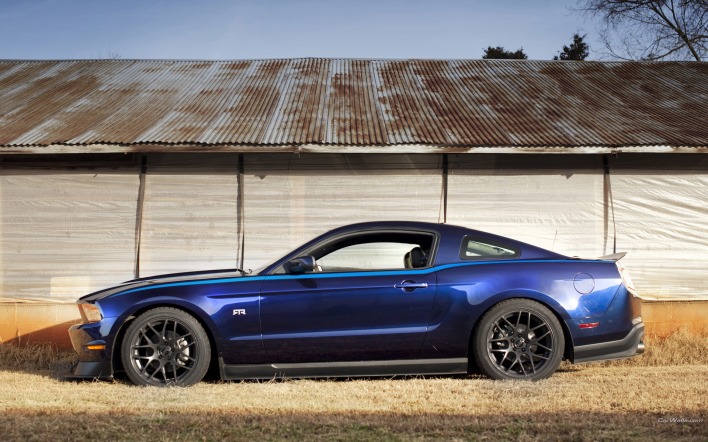 синий Ford Mustang