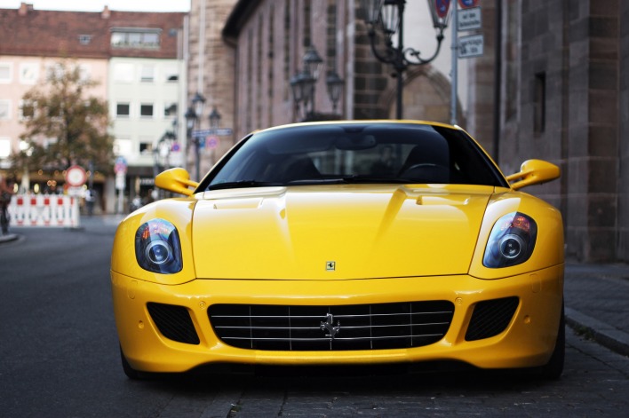 Ferrari желтое