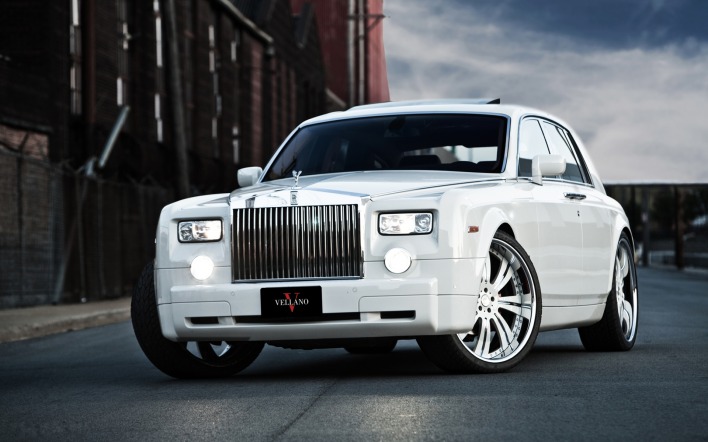 белый автомобиль rolls royce phantom