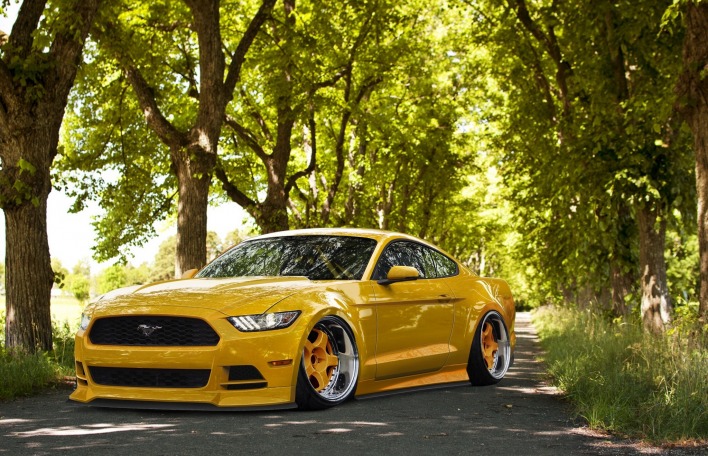 Автомобиль желтый Ford Mustang