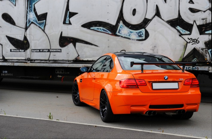 оранжевый автомобиль e92 m3 csl BMW