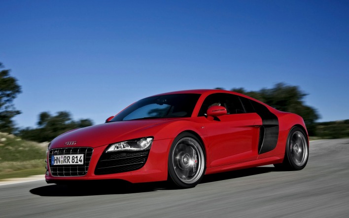 Audi красный автомобиль