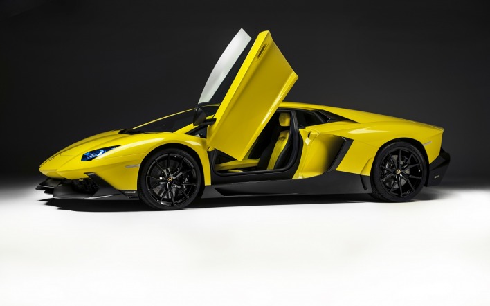 желтый спортивный автомобиль Lamborghini Aventador yellow sports car