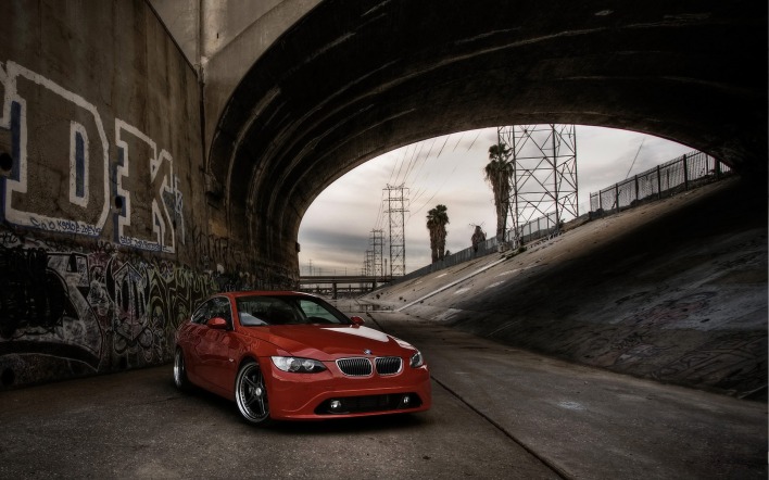 красный автомобиль BMW