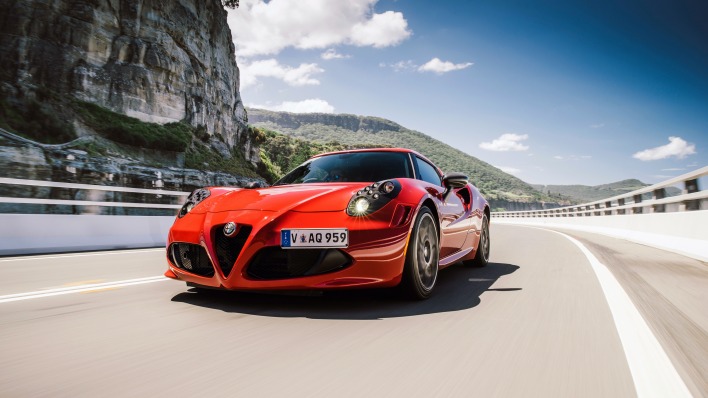 спортивный автомобиль оранжевый Alfa Romeo 4C