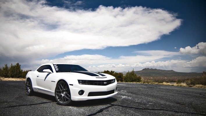 спортивный автомобиль белый Chevrolet Camaro