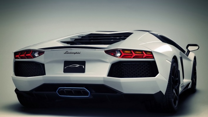 белый автомобиль спортивный Lamborghini Aventador