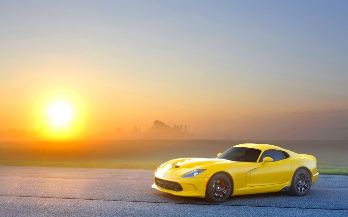 солнце рассвет автомобиль желтый туман поле дорога
