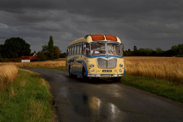 автобус дорога ретро поля мокрый асфальт пшеничное поле