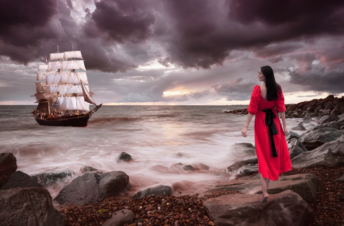 девушка в красном море корабль