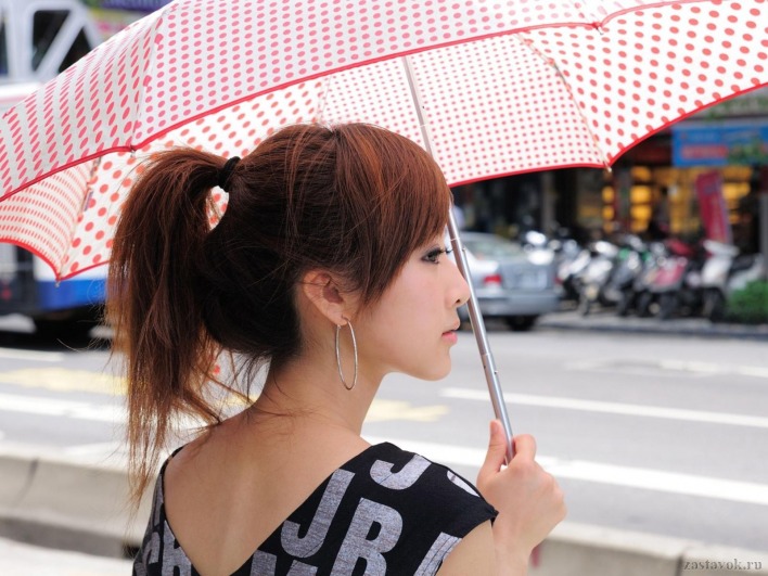 Под зонтиком в городе