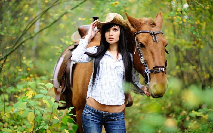 Брюнетка в шляпе с лошадью
