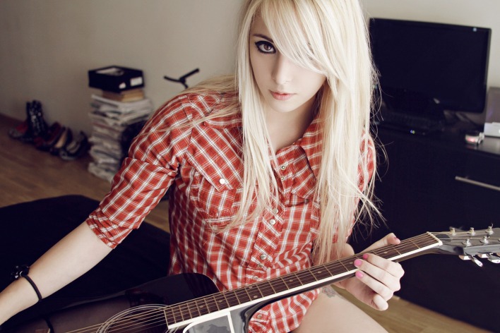 блондинка с черной гитарой