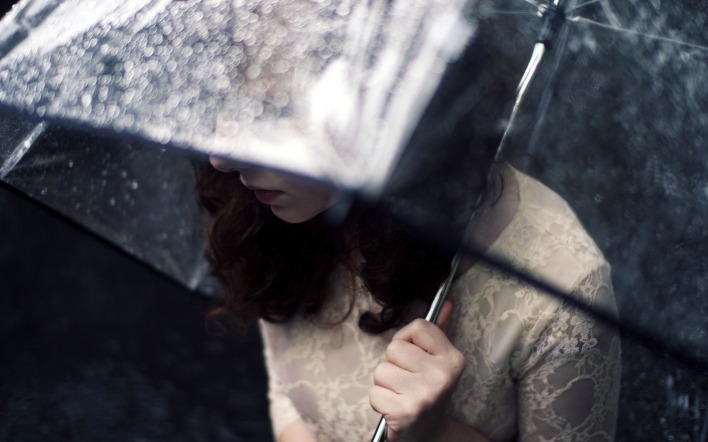 грустная девушка под зонтом