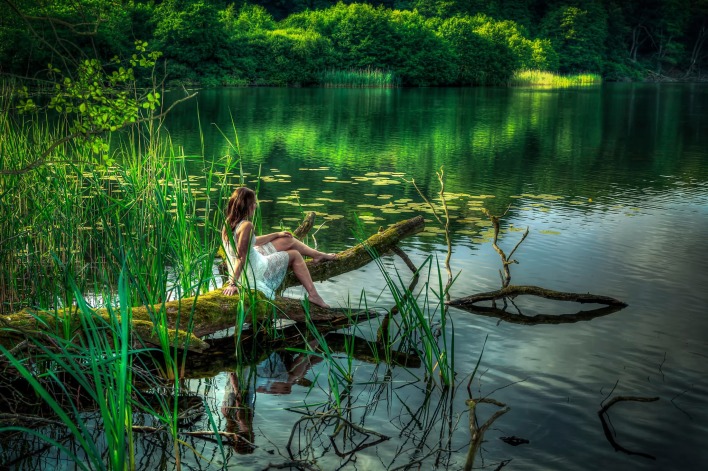 Девушка, сухое дереве, озеро