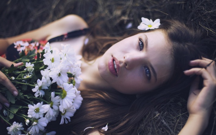 Девушка с ромашками в траве