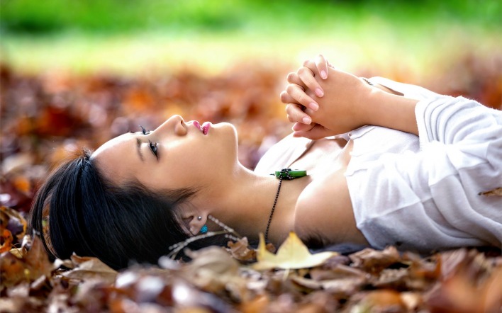 Девушка лежит бюнетка осень