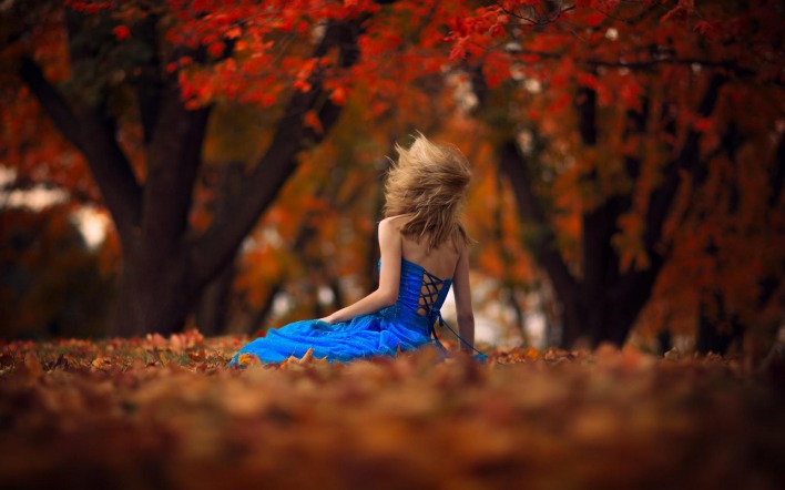 девушка осень блондинка природа деревья листья грусть тоска печаль
