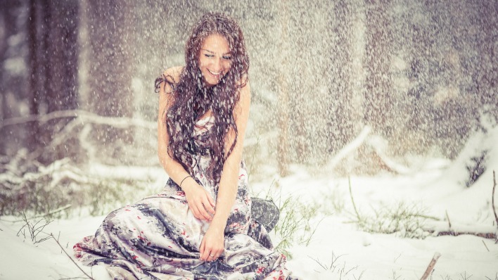 девушка брюнетка зима снег