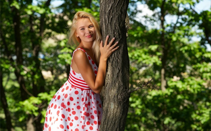 Девушка дерево улыбка лес Girl tree smile forest
