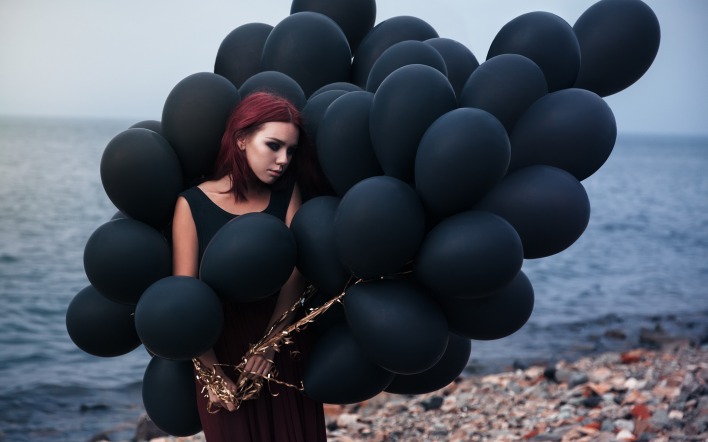девушка воздушные шары море берег