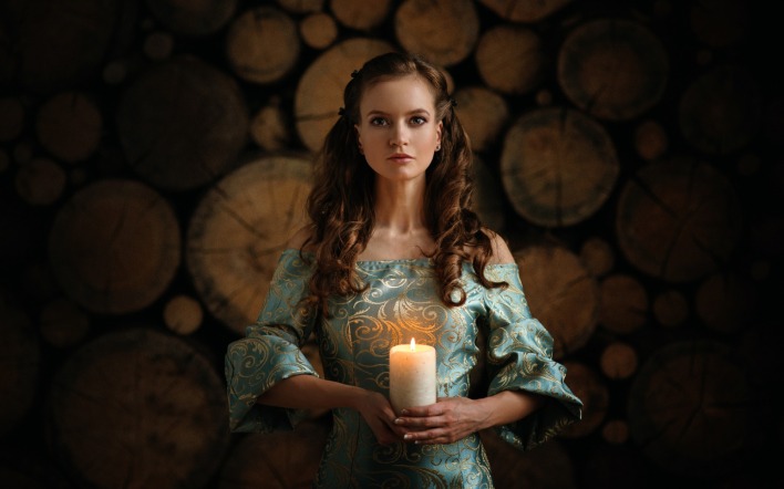девушка свеча дрова