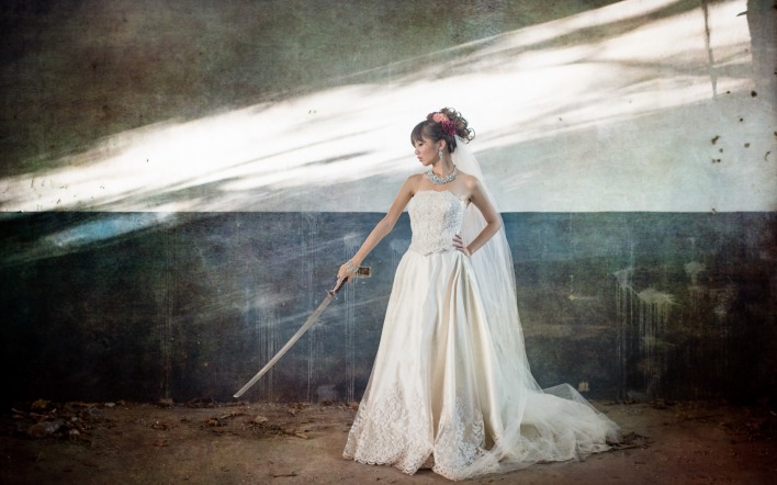 свадебное платье девушка прическа меч