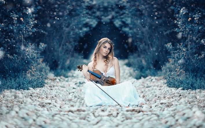 девушка скрипка деревья платье
