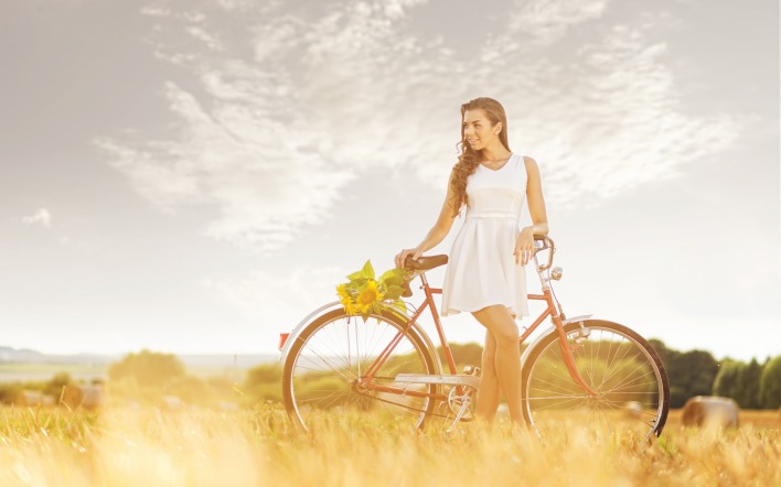 девушка платье велосипед лето поле подсолнухи