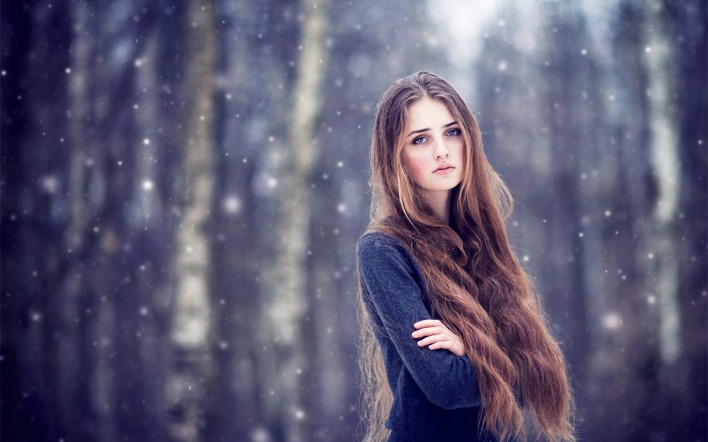девушка грустный взгляд длинные волосы деревья блики