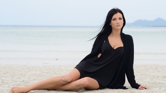 девушка в черном пляж море песок небо