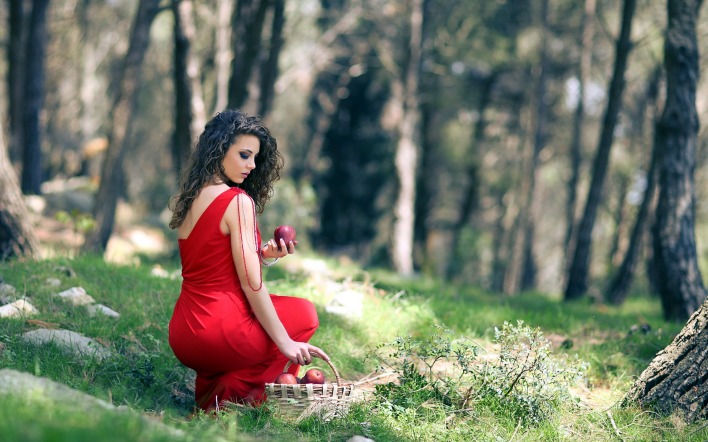 девушка красное пл лес деревья мох корзина яблоки