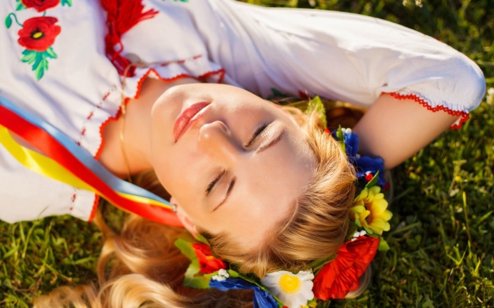 девушка венок лужайка национальный костюм сон