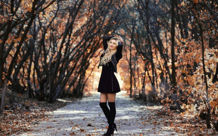 девушка черное платье сапоги осень деревья аллея тропа