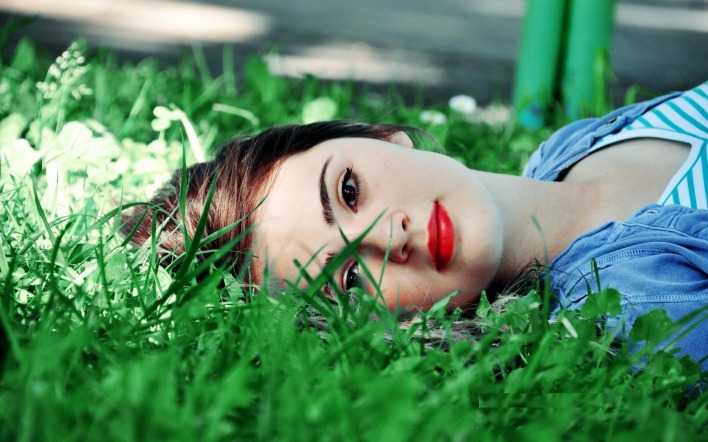 девушка лежит трава красные губы