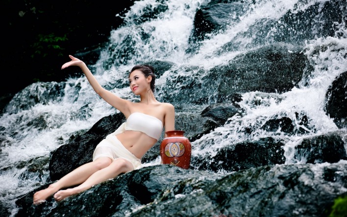 девушка азиатка кувшин водопад