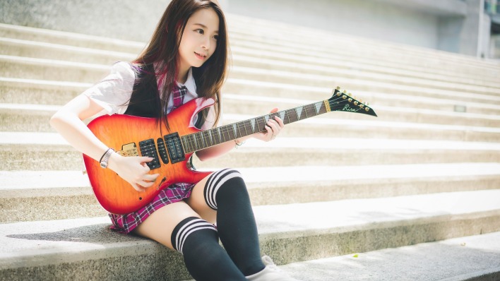 девушка азиатка гитара ступеньки гитаристка