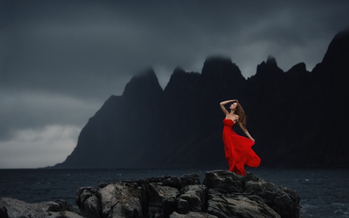 девушка камни море горы скалы мрак платье красное