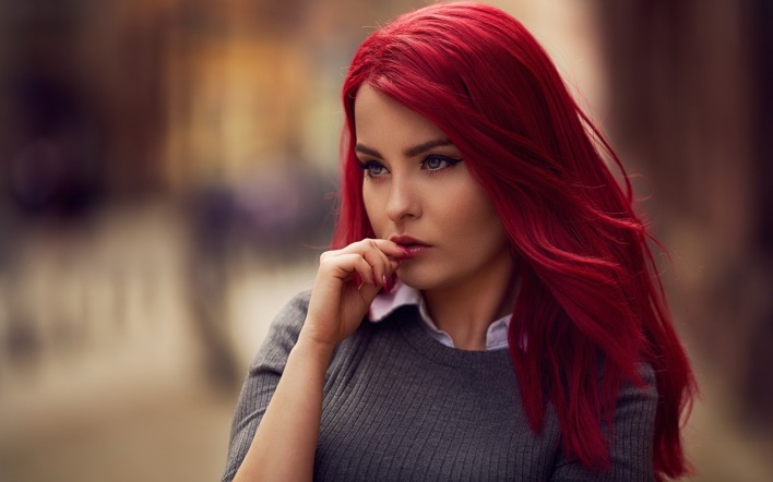 девушка рыжая волосы лицо задумчивая