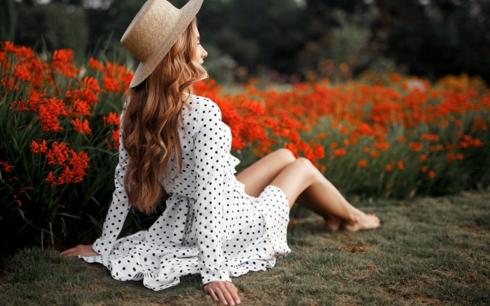 девушка платье в горошек поле
