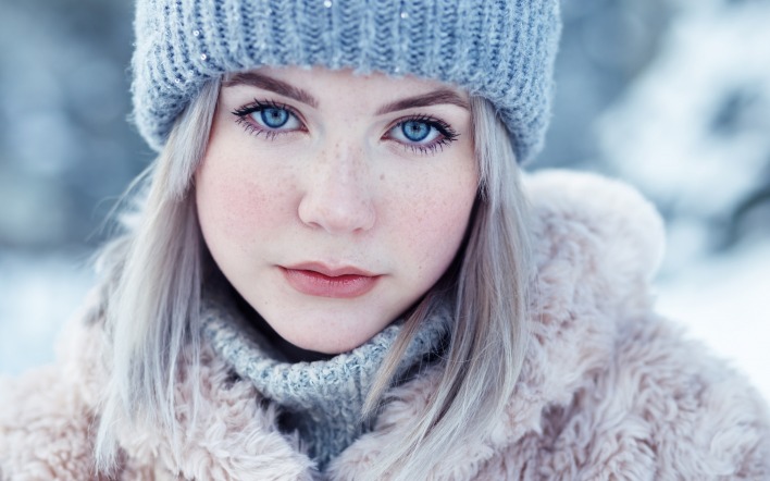 девушка лицо милая голубые глаза шапка веснушки