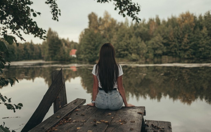 девушка кладка мостик озеро водоем
