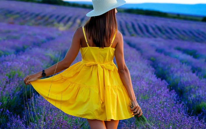 девушка платье сарафан желтый поле лаванда