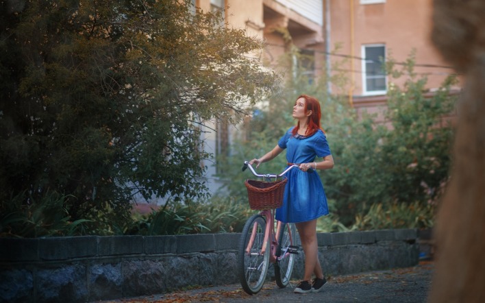 девушка рыжая велосипед улочка сарафан